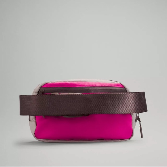 NWT Lululemon belt bag - Picture 2 of 3